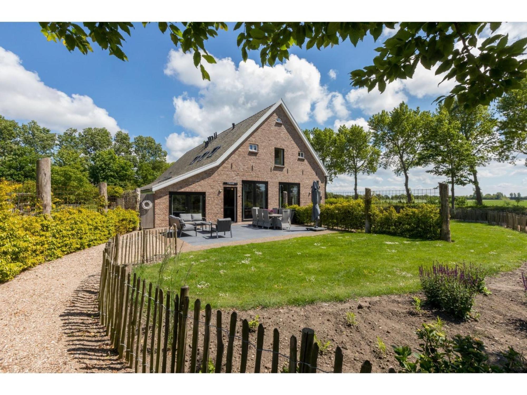 Family House With An Ideal Location Private Terrace Garden And Sauna *