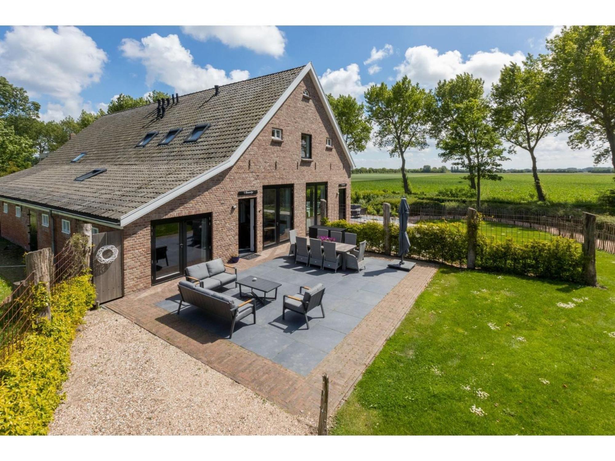 Hébergement de vacances Family House With An Ideal Location Private Terrace Garden And Sauna *